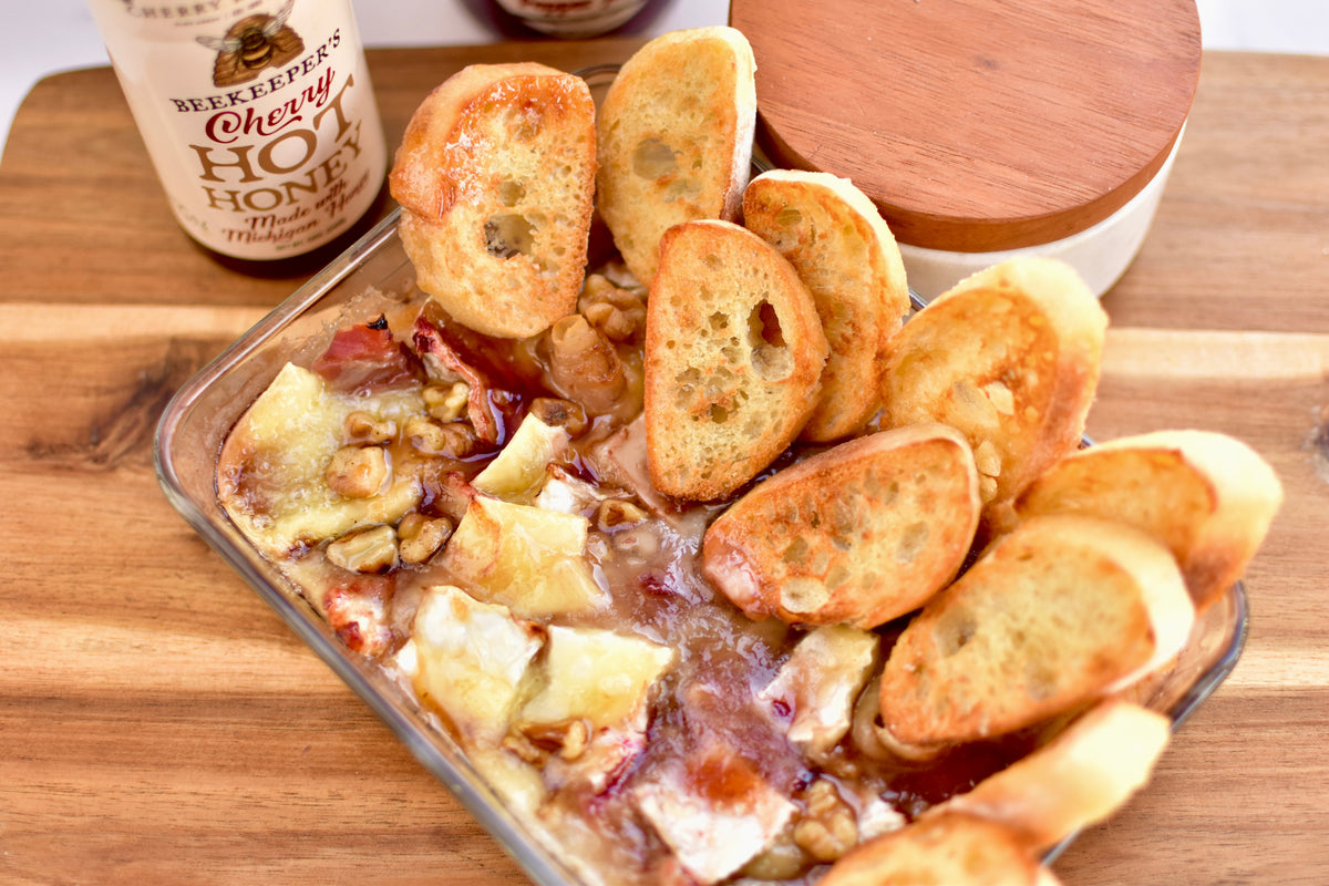 HOLIDAY CHEEKY CHERUB RED アメリカ限定マイクロチーキー Charcuterie Dip With Baked Brie – Cherry Republic